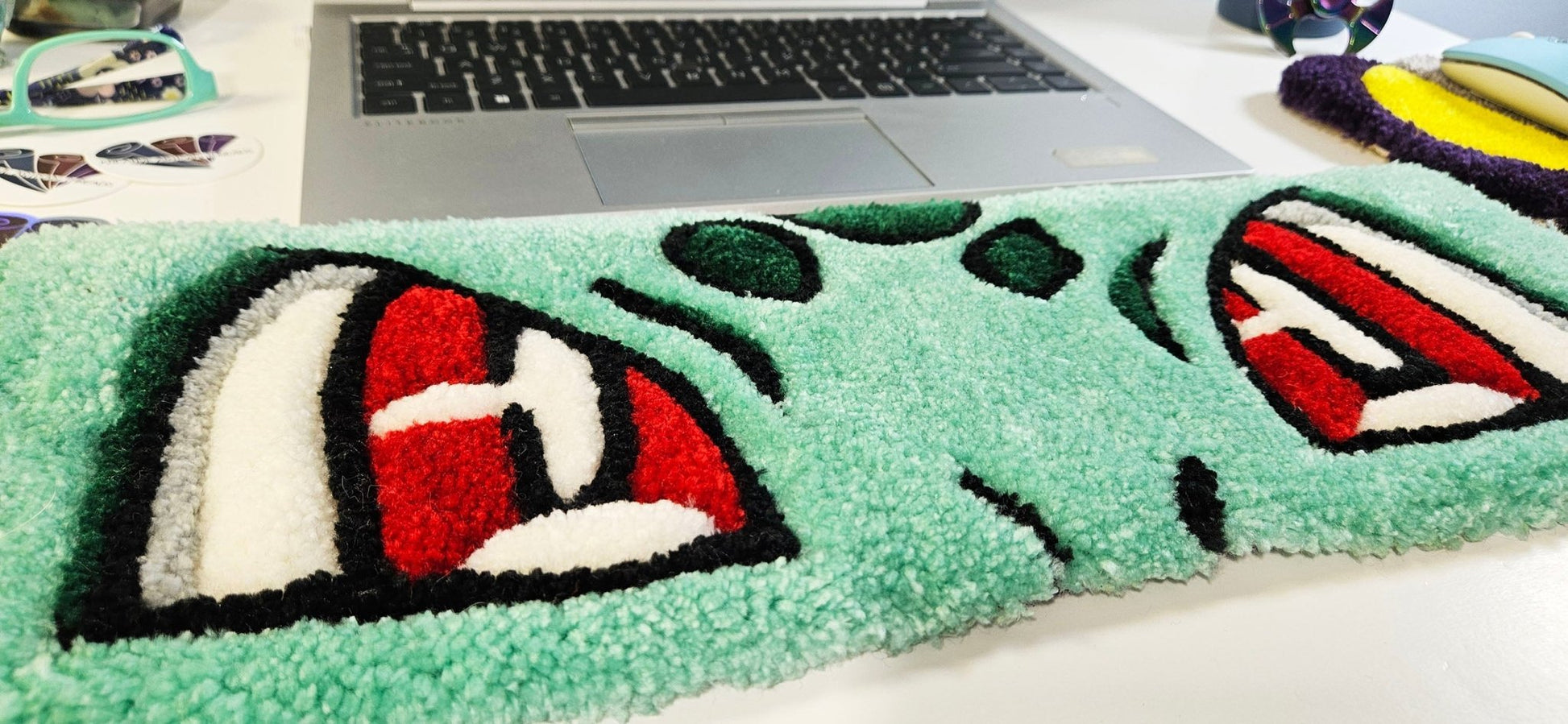 Handmade Plush Tufted Keyboard Rug "Anime Eyes" - Bulbasaur - Kreative Artisan Threads