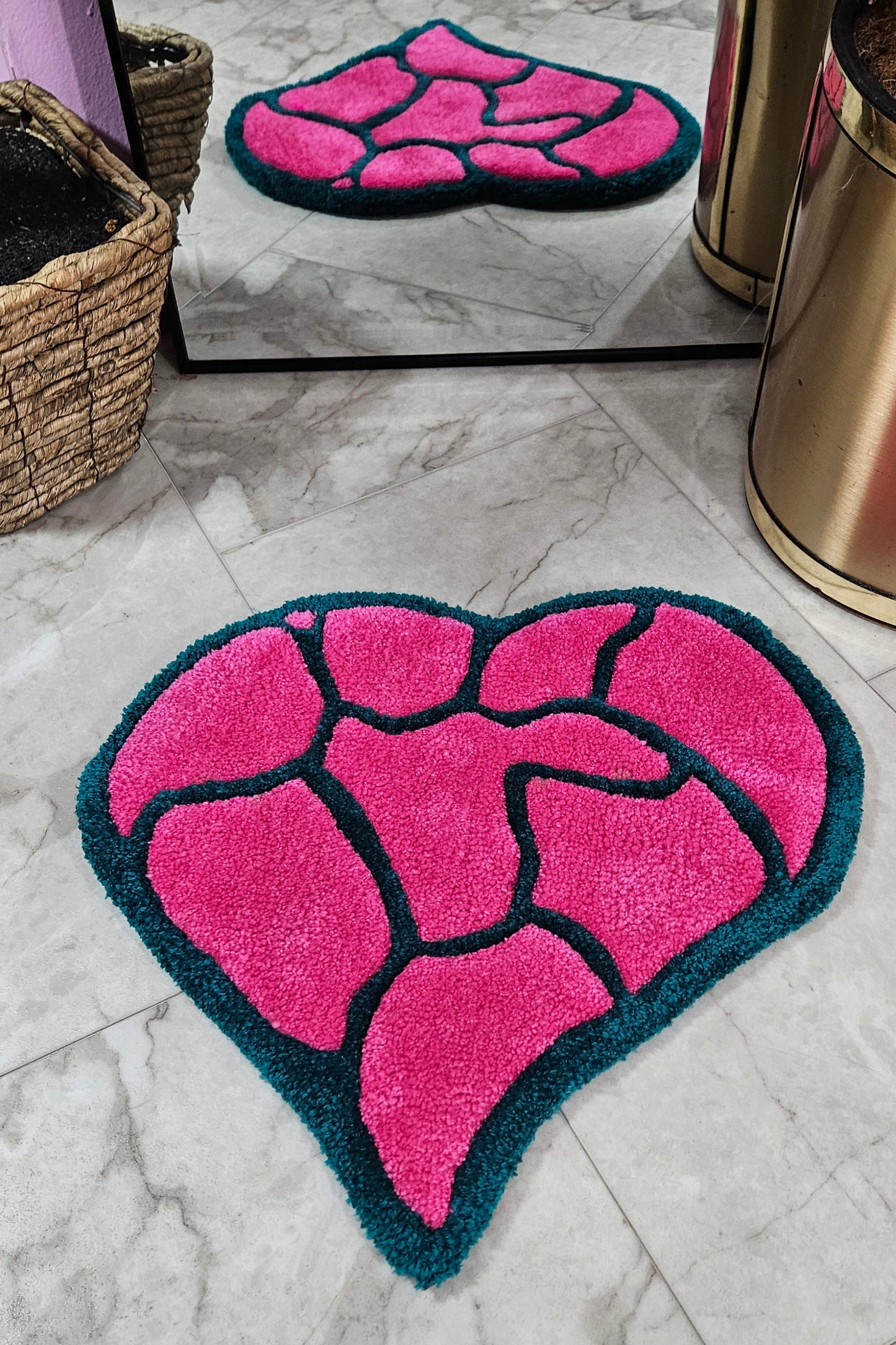 Shattered: Heart-Shaped Hand-Tufted Rug – Vibrant and Hypoallergenic