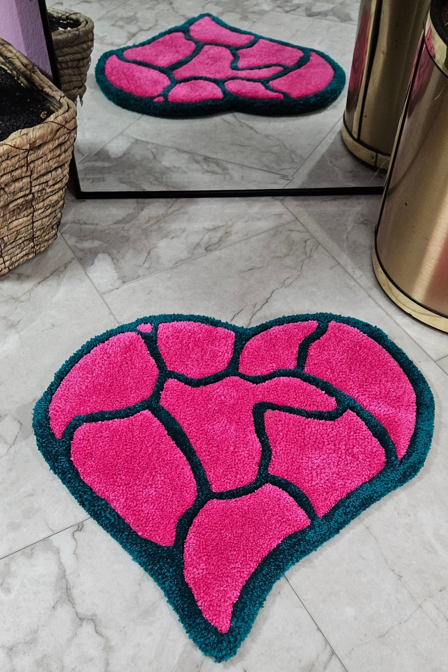 Shattered: Heart-Shaped Hand-Tufted Rug – Vibrant and Hypoallergenic