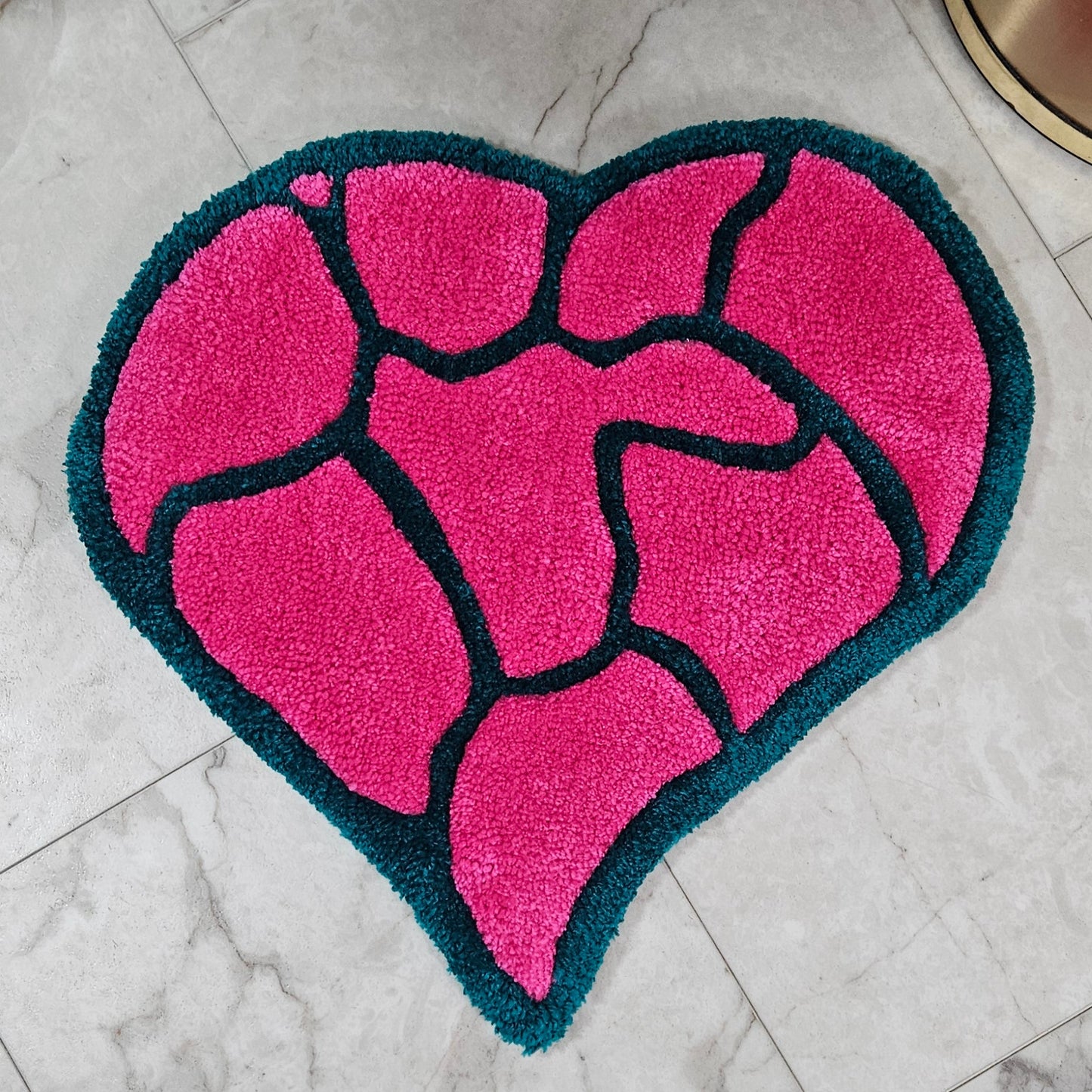 Shattered: Heart-Shaped Hand-Tufted Rug – Vibrant and Hypoallergenic