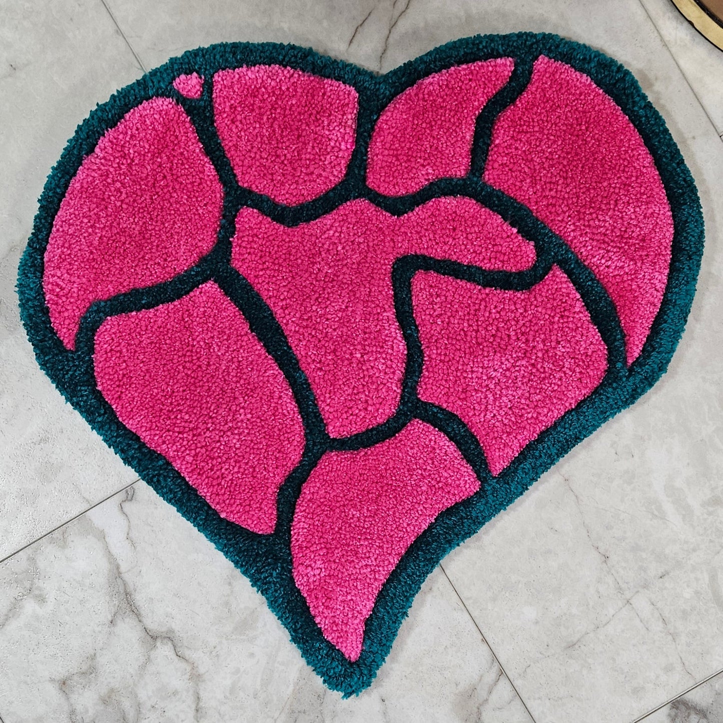 Shattered: Heart-Shaped Hand-Tufted Rug – Vibrant and Hypoallergenic