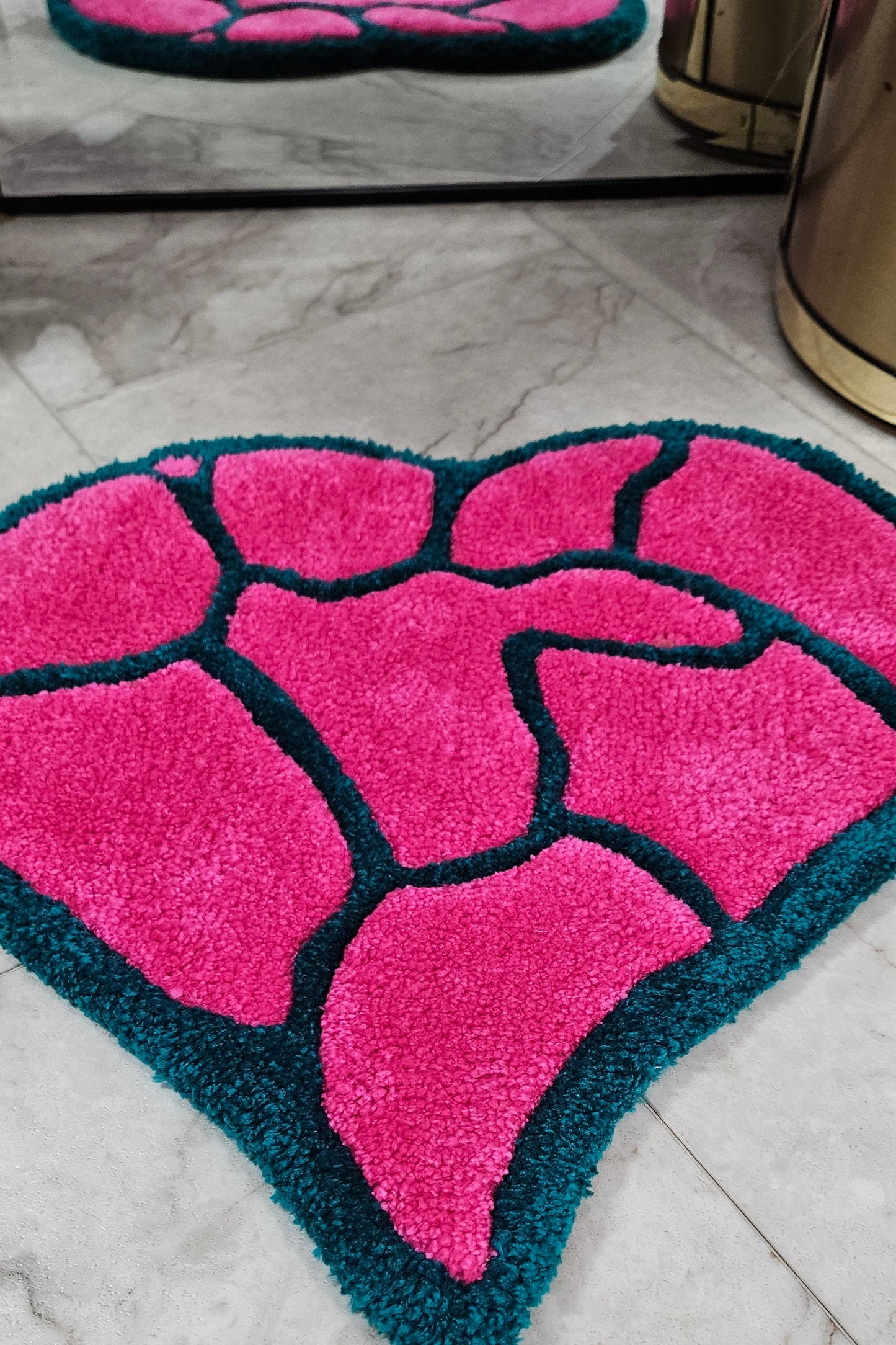 Shattered: Heart-Shaped Hand-Tufted Rug – Vibrant and Hypoallergenic