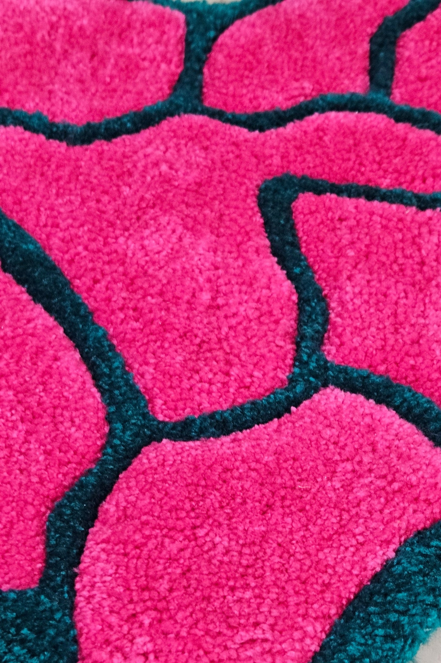 Shattered: Heart-Shaped Hand-Tufted Rug – Vibrant and Hypoallergenic