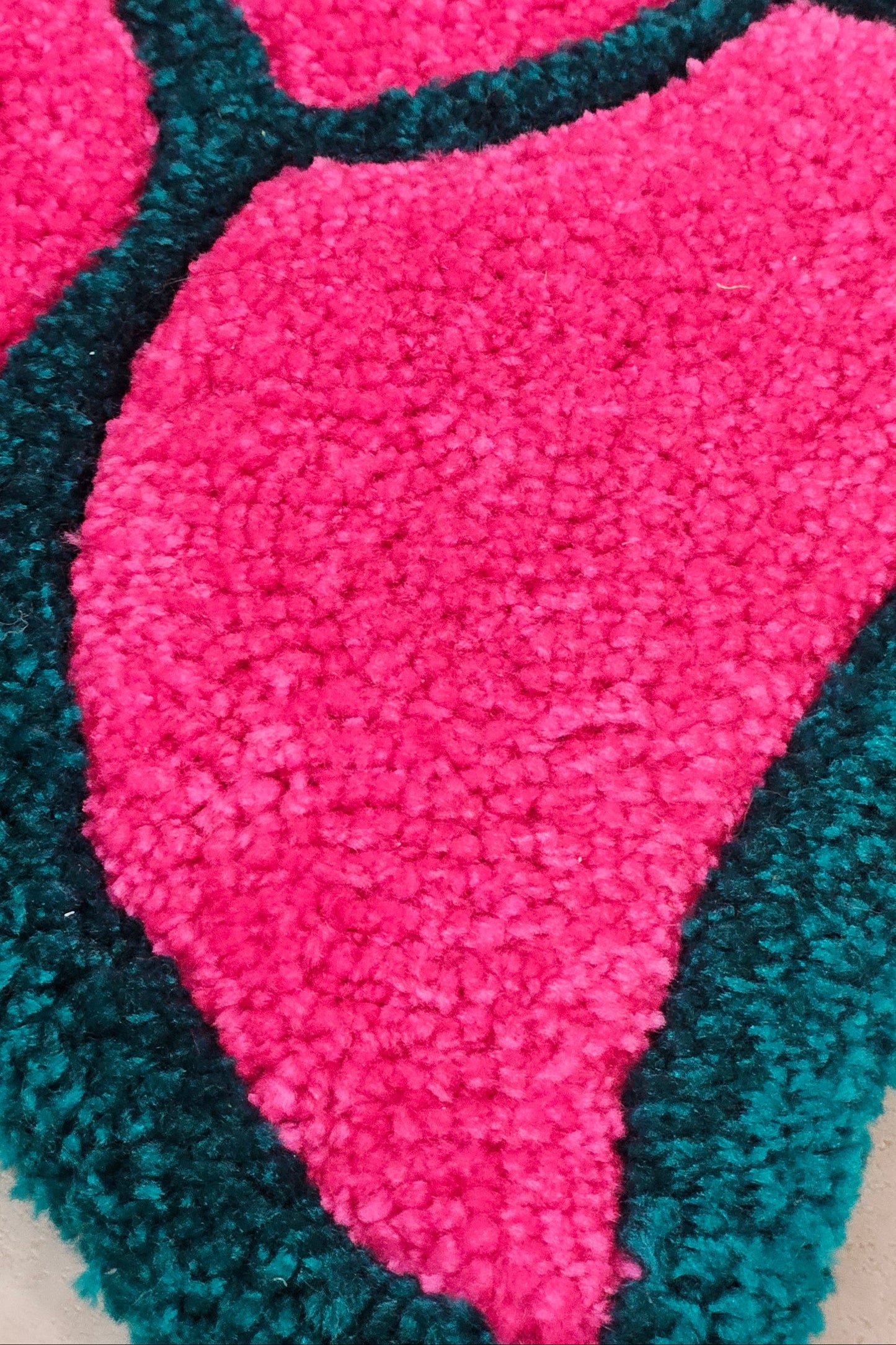 Shattered: Heart-Shaped Hand-Tufted Rug – Vibrant and Hypoallergenic