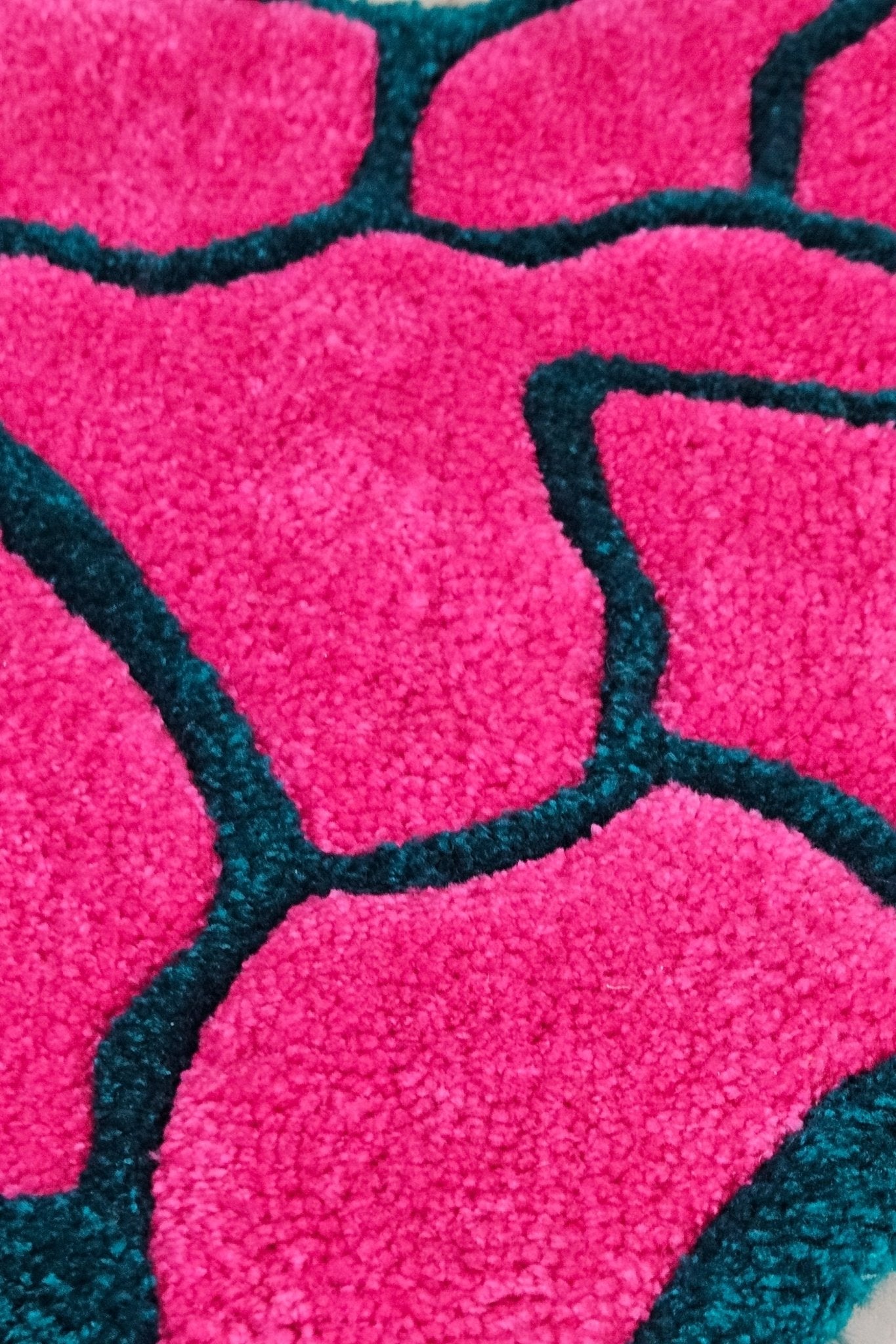 Shattered: Heart - Shaped Hand - Tufted Rug – Vibrant and Hypoallergenic - Kreative Artisan Threads